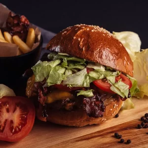 Košický Bacon burger s čedarom a slaninou, ochutený horčicovo-medovou omáčkou