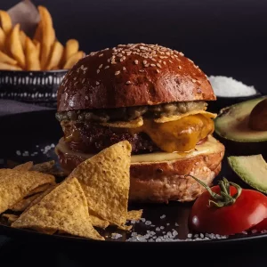 Košický Guacamole burger s čedarom, tortilla chips a domácim guacamole.