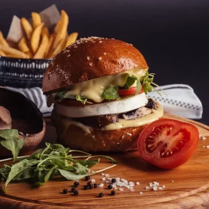 Vegetariánsky Halloumi & Portobello burger z Košíc, s grilovaným halloumi, portobello hubou a čerstvými zeleninami.