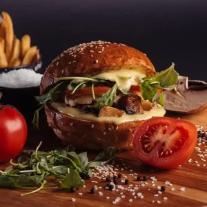 Vegánsky Portobello burger z Košíc, s grilovaným portobello, kozím syrom a rukolou.